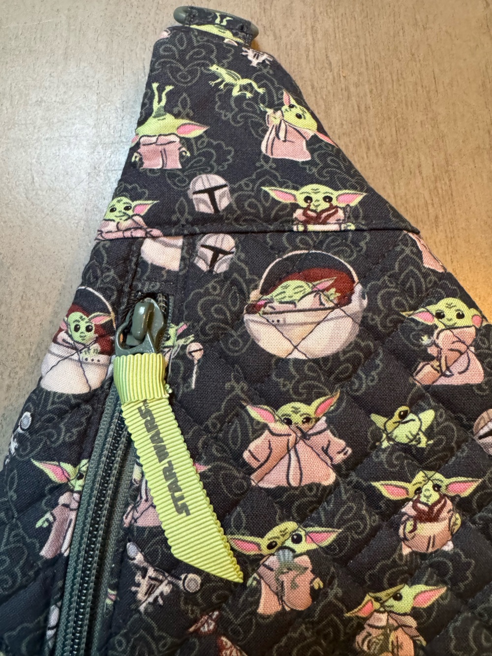 Vera Bradley Black Quilted Sling with Green and Pink Baby Yoda Print Star Wars - Picture 3 of 8